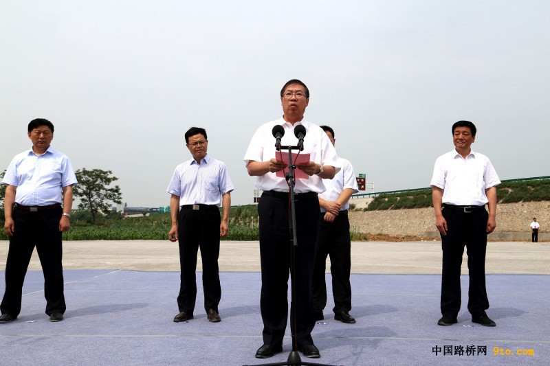 圖為中國鐵建總裁莊尚標在合銅、吳華高速公路項目開工儀式發(fā)表重要講話